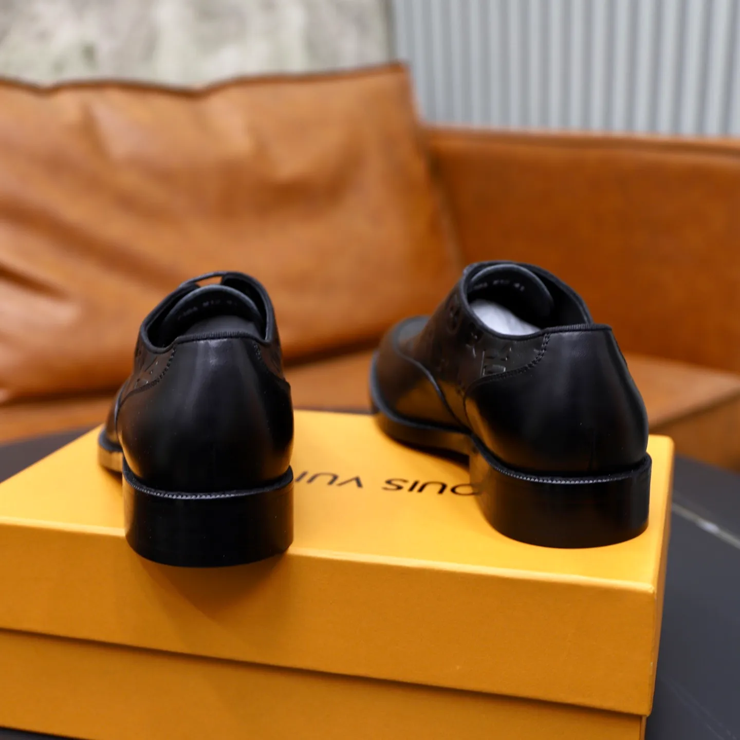 Men's shoes: 280🙅‍♂️🙅‍♂️🙅‍♂️Niuli Brand: LV Louis Vuitton Size: 39-44 (38, 45, 46 can be customized) Level: Counter classic Material: Original soft cowhide upper Comfortable cowhide lining Original lightweight outsole Style category: Formal business casual driving leather shoes Color: Color of the actual picture